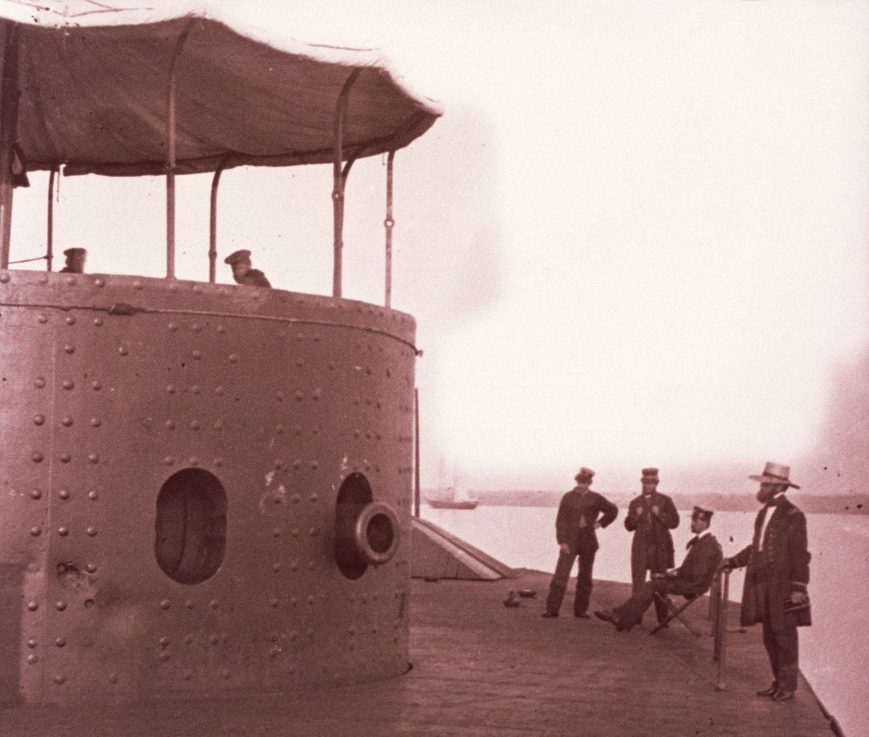 Besättning på däck av USS Monitor, ca 1862 (sepiatryck) av Mathew Brady