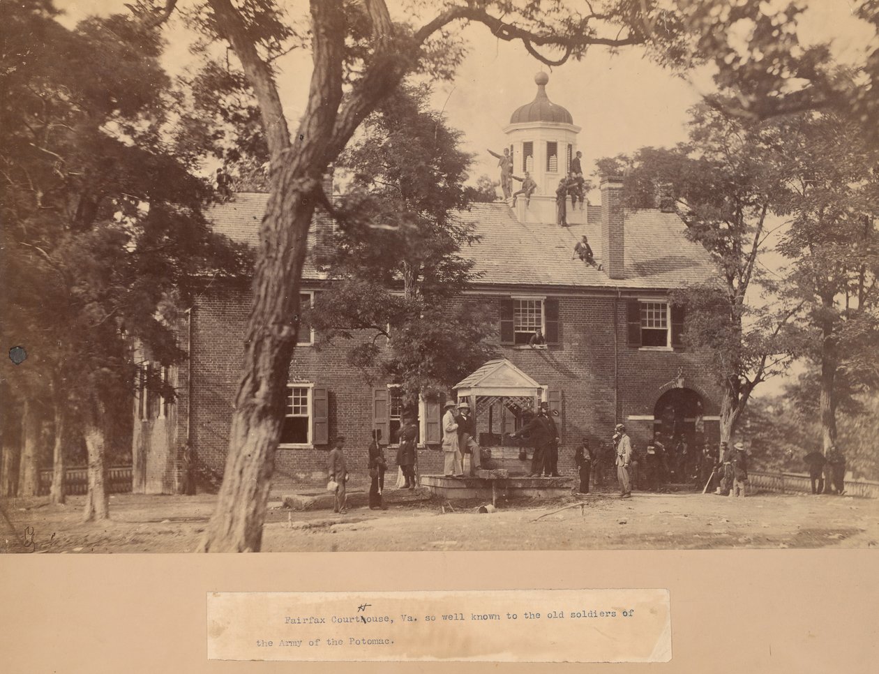 Fairfax Court House, Virginia, med fackliga soldater framför och på taket, 1863. av Mathew Brady
