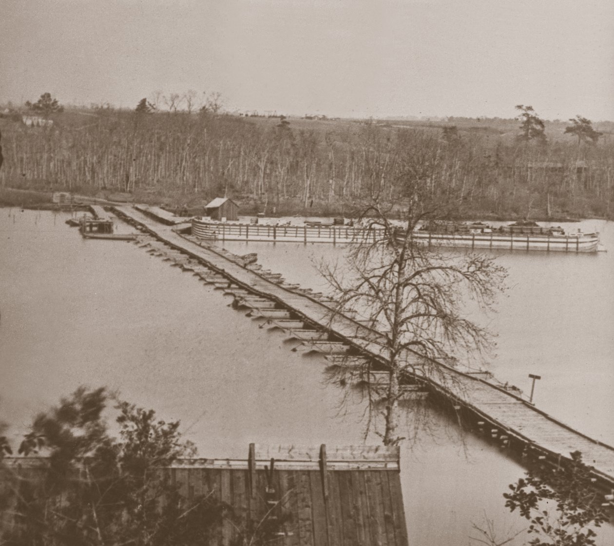 Federal pontonbro över Appomattox (s/v foto) av Mathew Brady