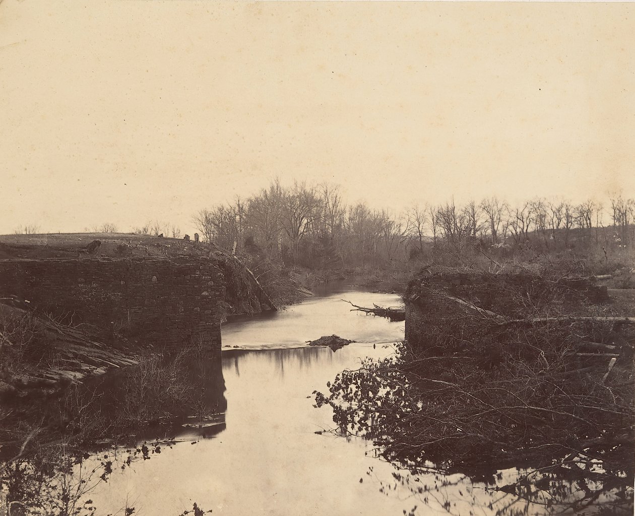 Ruinerna av Stone Bridge - Bull Run, 1862. av Mathew Brady