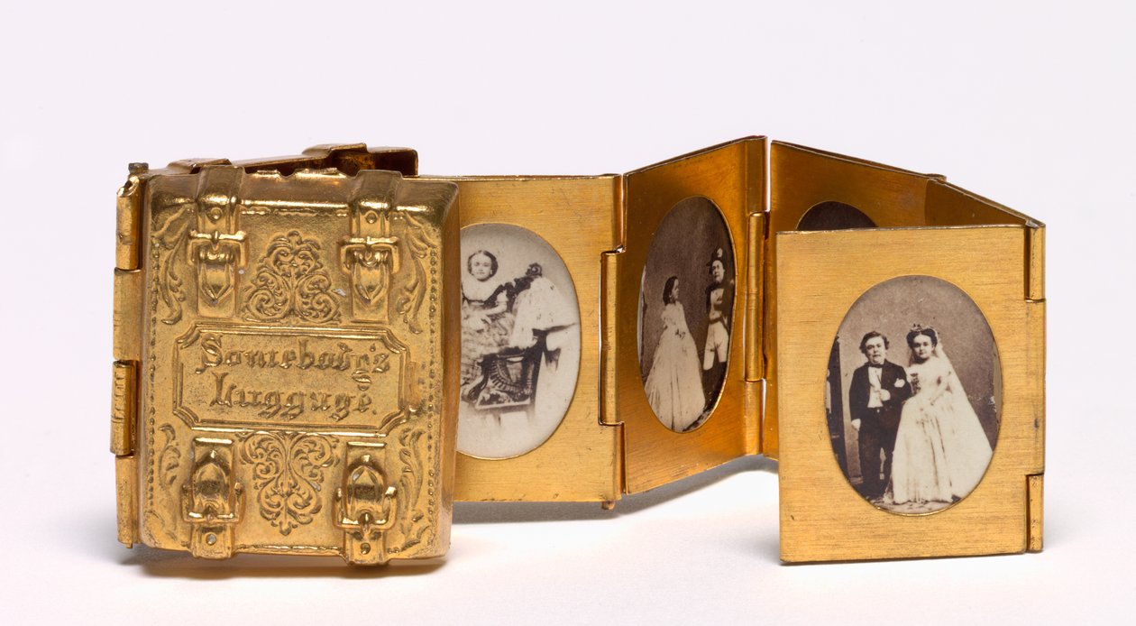 Somebodys Luggage Miniature Wedding Album av Tom Thumb och Lavinia Warren, ca. 1863. av Mathew B. Brady