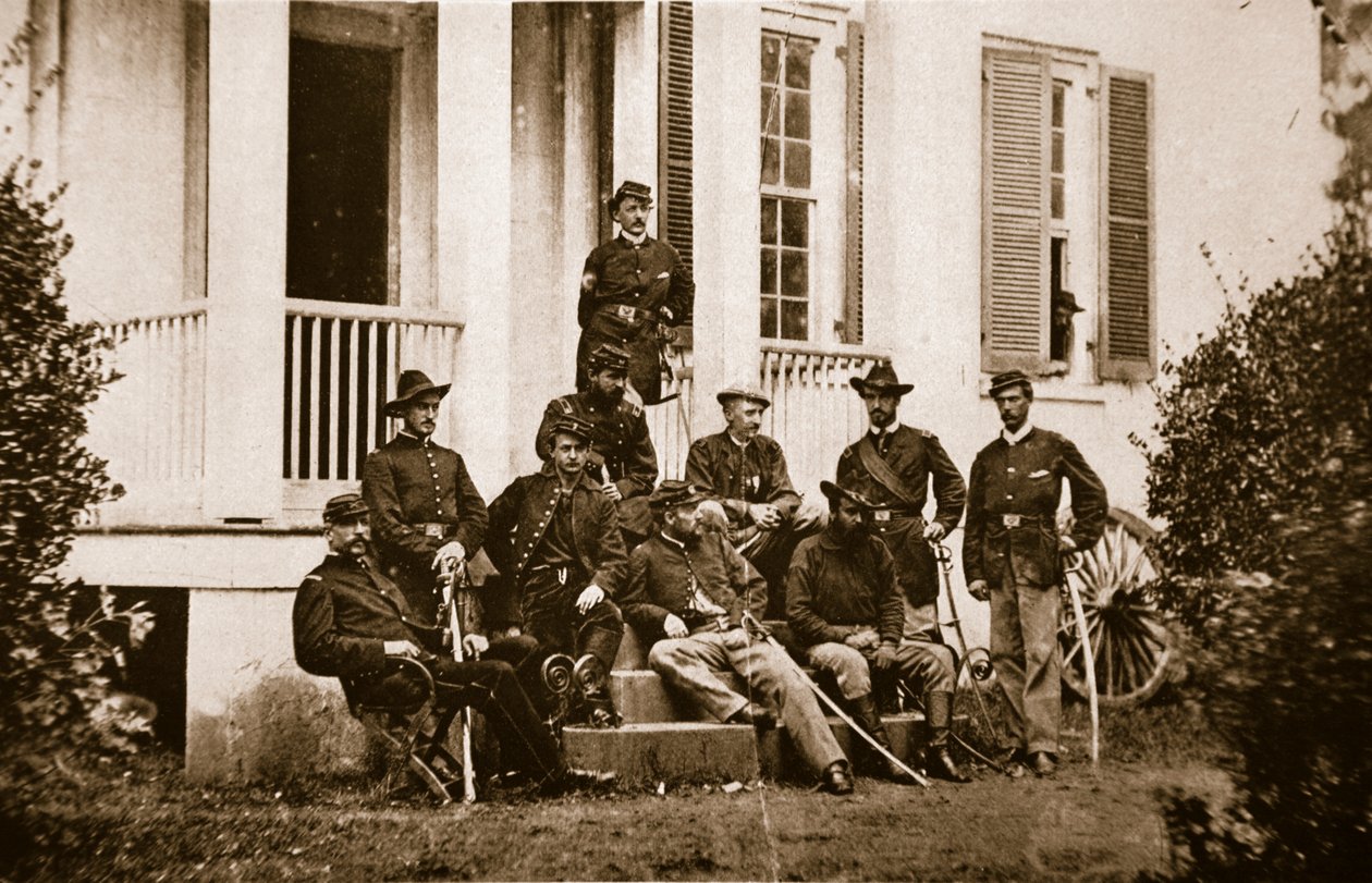 The 164th New York Volunteers vid General McMahons högkvarter, 1861-65 (sepiafoto) av Mathew B. Brady