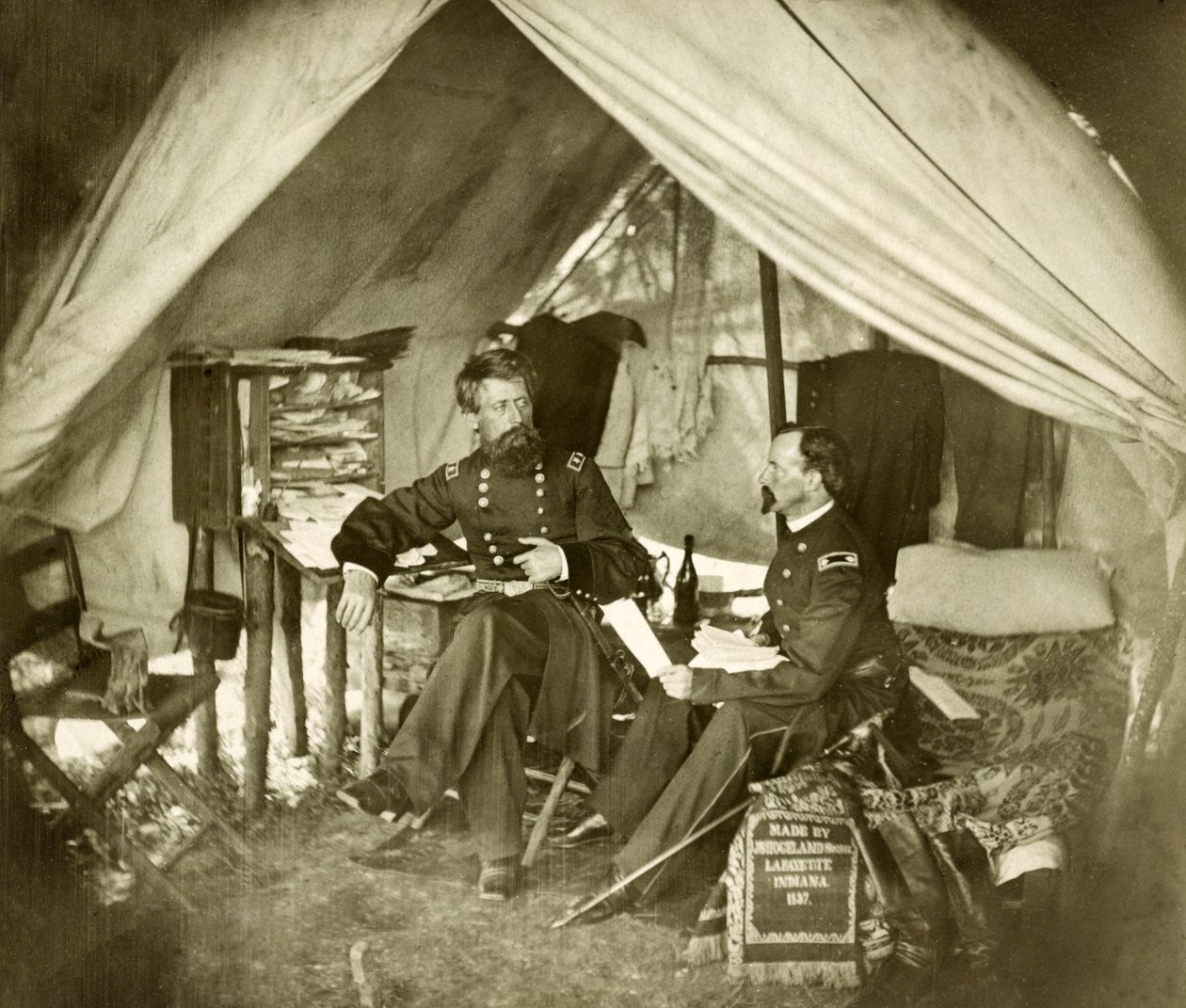 General Jefferson C. Davis & officer Sittande i ett tält, pub.1861 (foto) av Mathew and studio Brady
