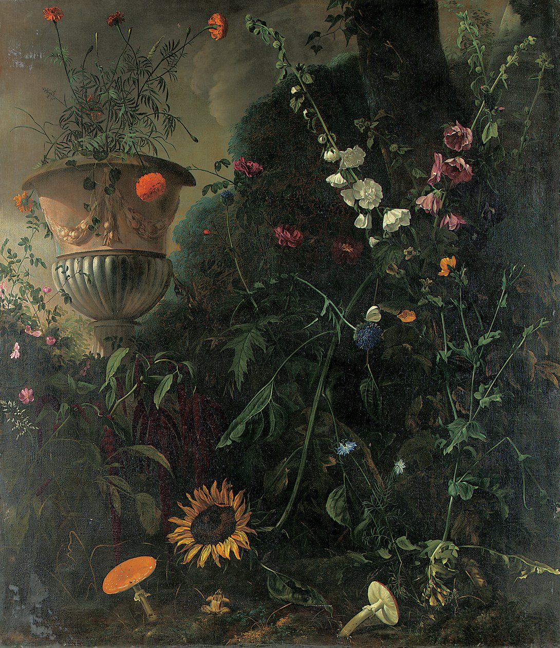 Stokrosor, rosor, en blåspetsblomma, solros och paddsvampar, med ringblommor i en urna vid ett träd av Matthias Withoos