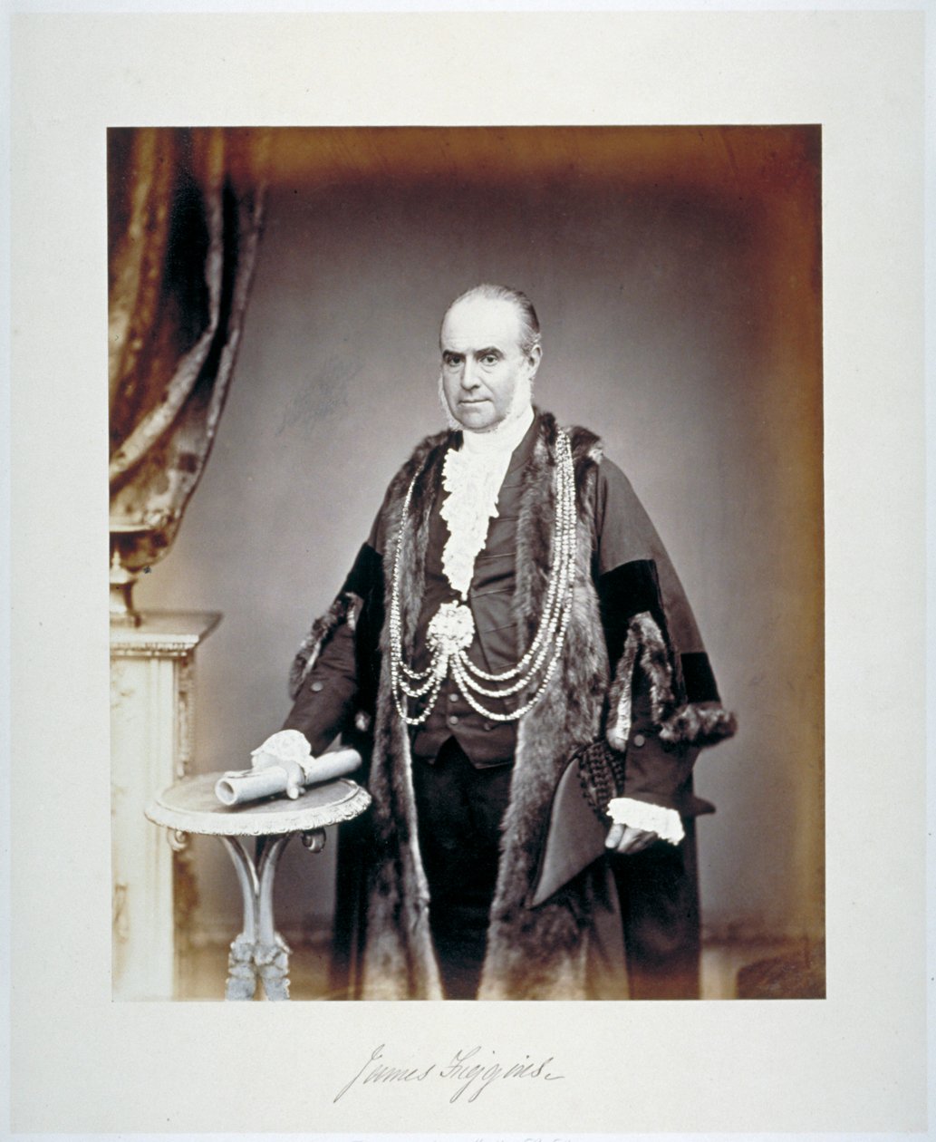 James Figgins, sheriff i London, i smygdräkt, c1865 av Maull and Co