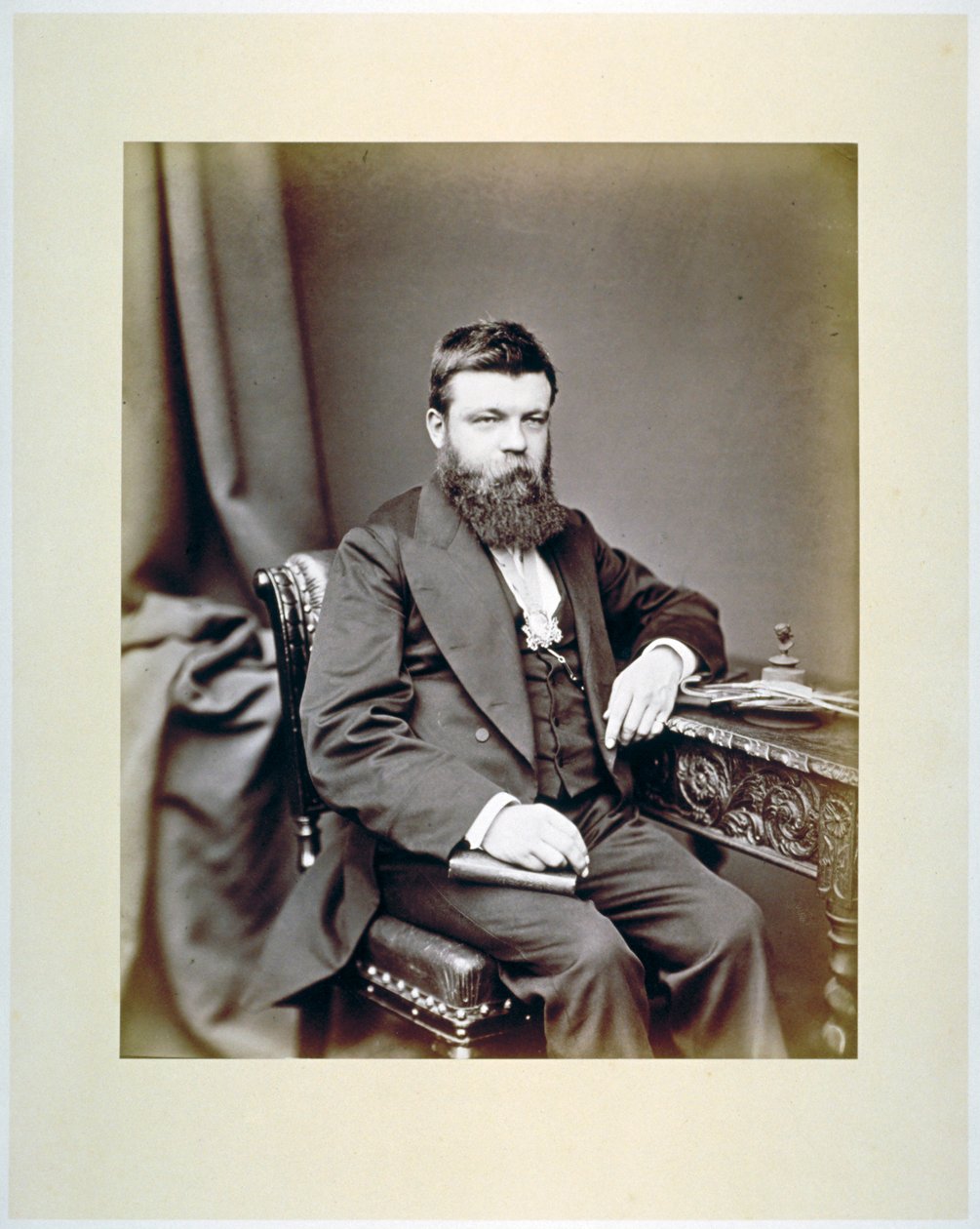 TC Fendick, Master of the Worshipful Company of Glaziers bär sitt Mästaremärke, c1865 av Maull and Co