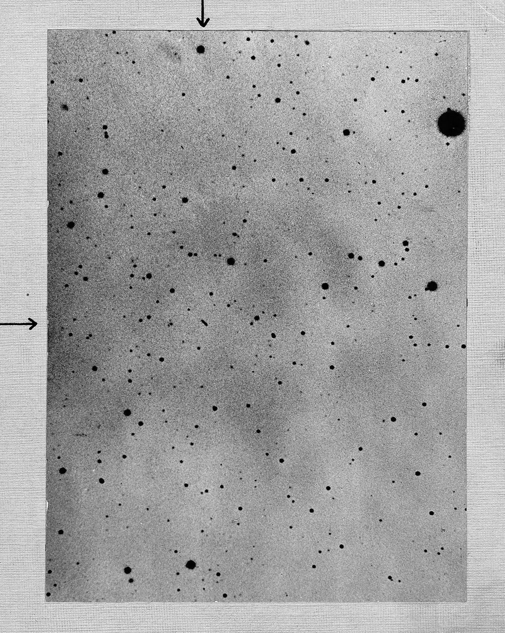 Lång exponering av stjärnfält som visar spår av asteroiden Sappho mot punkter av stjärnor, 1892 av Max Wolf