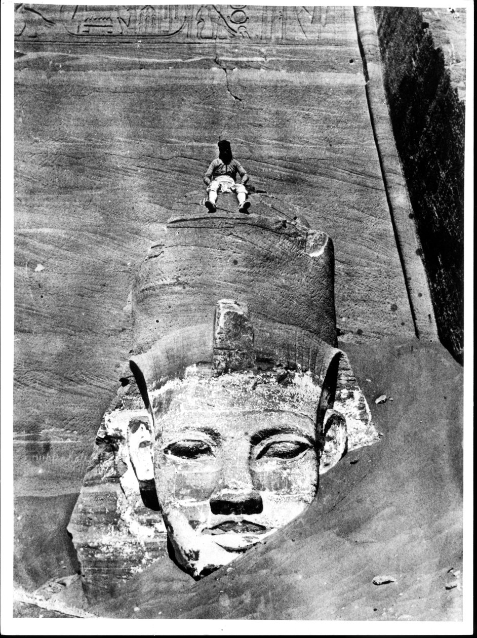 Egyptisk sittande på en kolossal figur av kungen, från Ramses II:s stora tempel i Abu Simbel, 29 mars 1850 av Maxime Du Camp