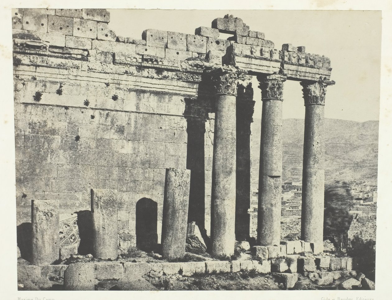Baalbeck Heliopolis, Jupiters tempel, västra fasaden, Syrien, 184951, tryckt 1852. av Maxime Du Camp