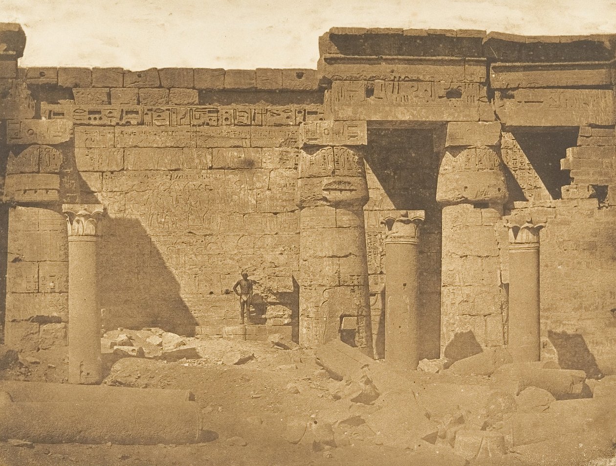 Gården till Rhamses-Meiamoun-palatset, i Medinet-habou Thebe Remains of a koptisk kyrka, 1849-50. av Maxime Du Camp