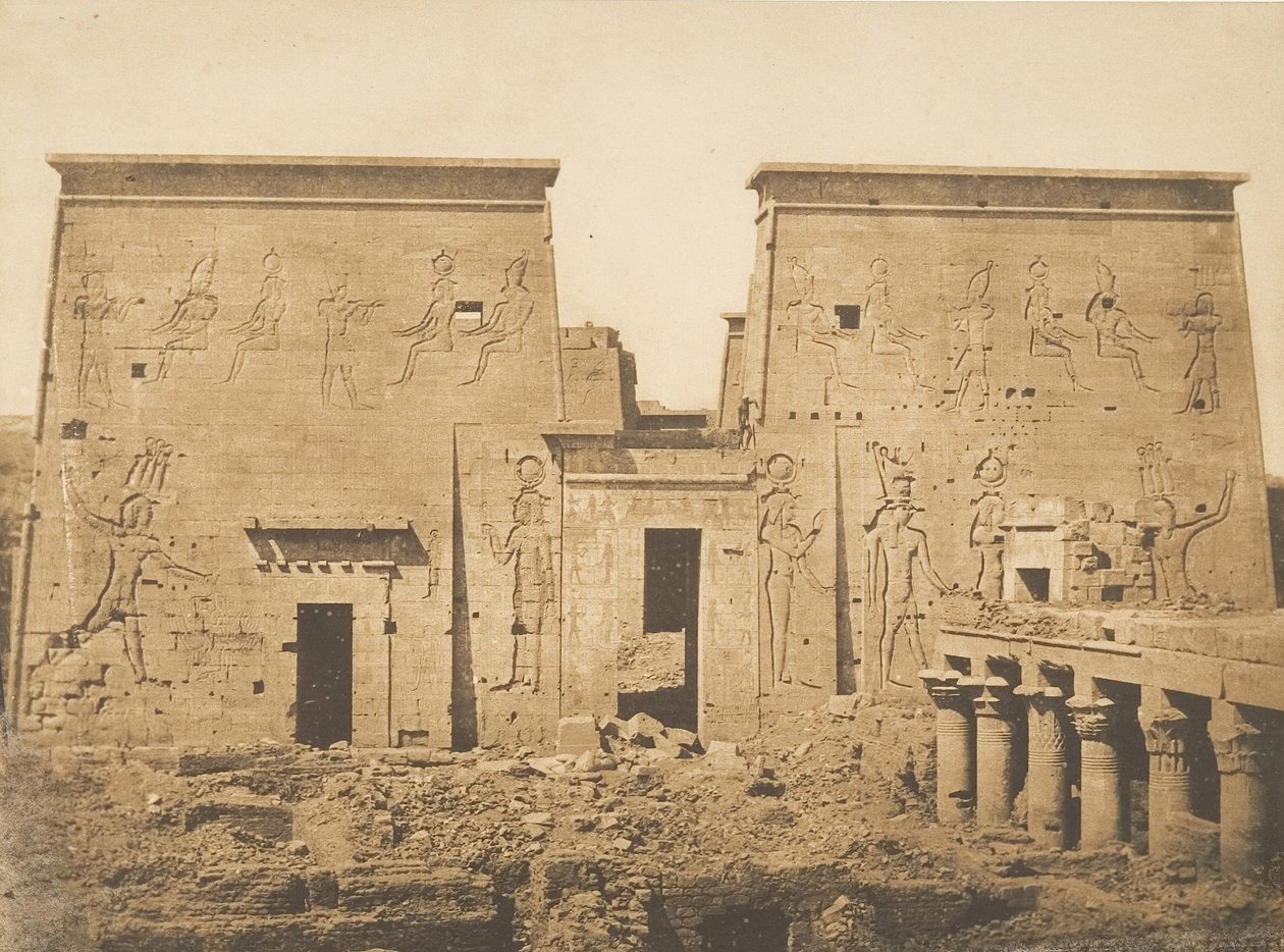 Dromos och Pylones i det stora templet Isis, i Philae, 13 april 1850. av Maxime Du Camp