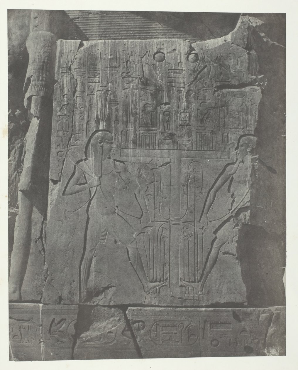 Gournah, Skulpturer från kolossernas tron, Thebe, 184951, tryckt 1852. av Maxime Du Camp