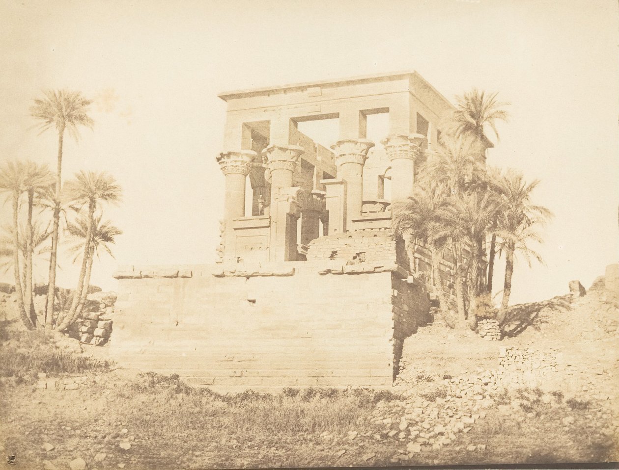 Greater Hypetra eller Typhonium, vid Philae - Utsikt från öst, 1849-50. av Maxime Du Camp