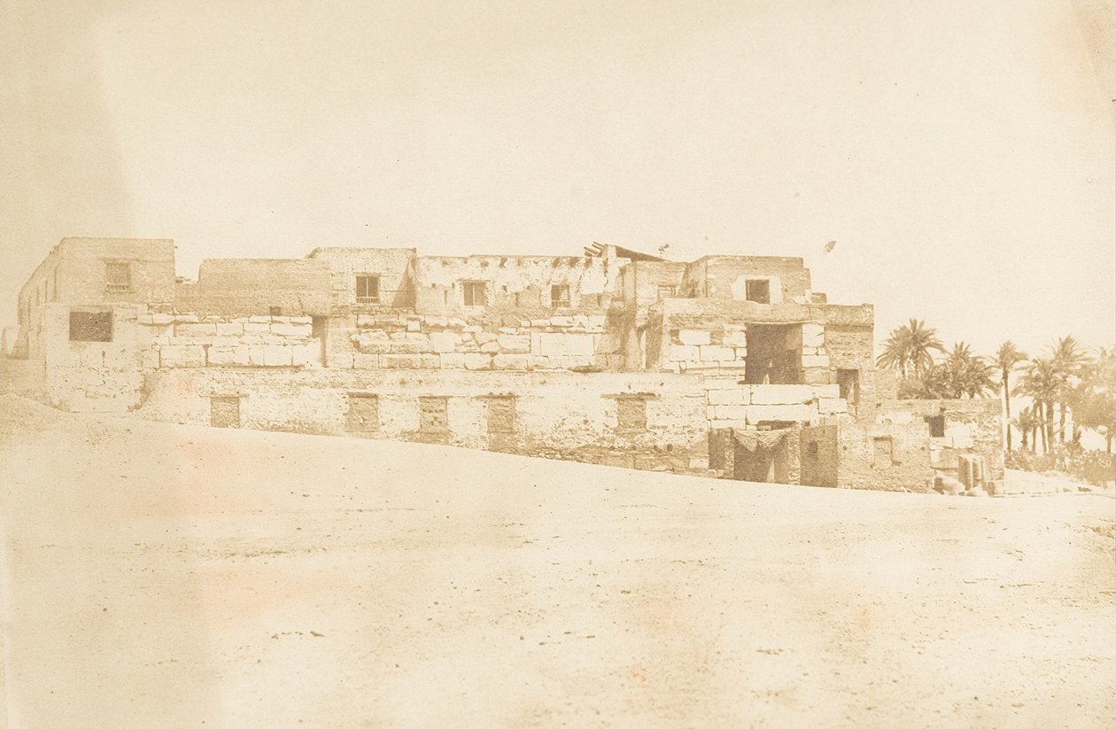 Bostad för besättningen av spandrel i Luxor, byggd på terrassen till palatset, 1849-50. av Maxime Du Camp