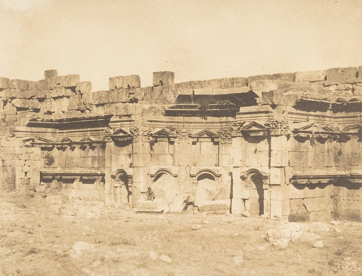 Interiör av Baalbek-templets inhägnad Heliopolis, 15 september 1850. av Maxime Du Camp