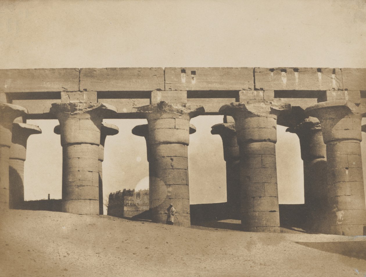 Luxor, stor pelargång av palatset, 1849-51. av Maxime Du Camp