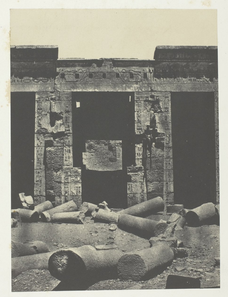 Medinet-Habou, östra delen av peristylen i Ramses-Méiamounpalatset; Thebe av Maxime Du Camp