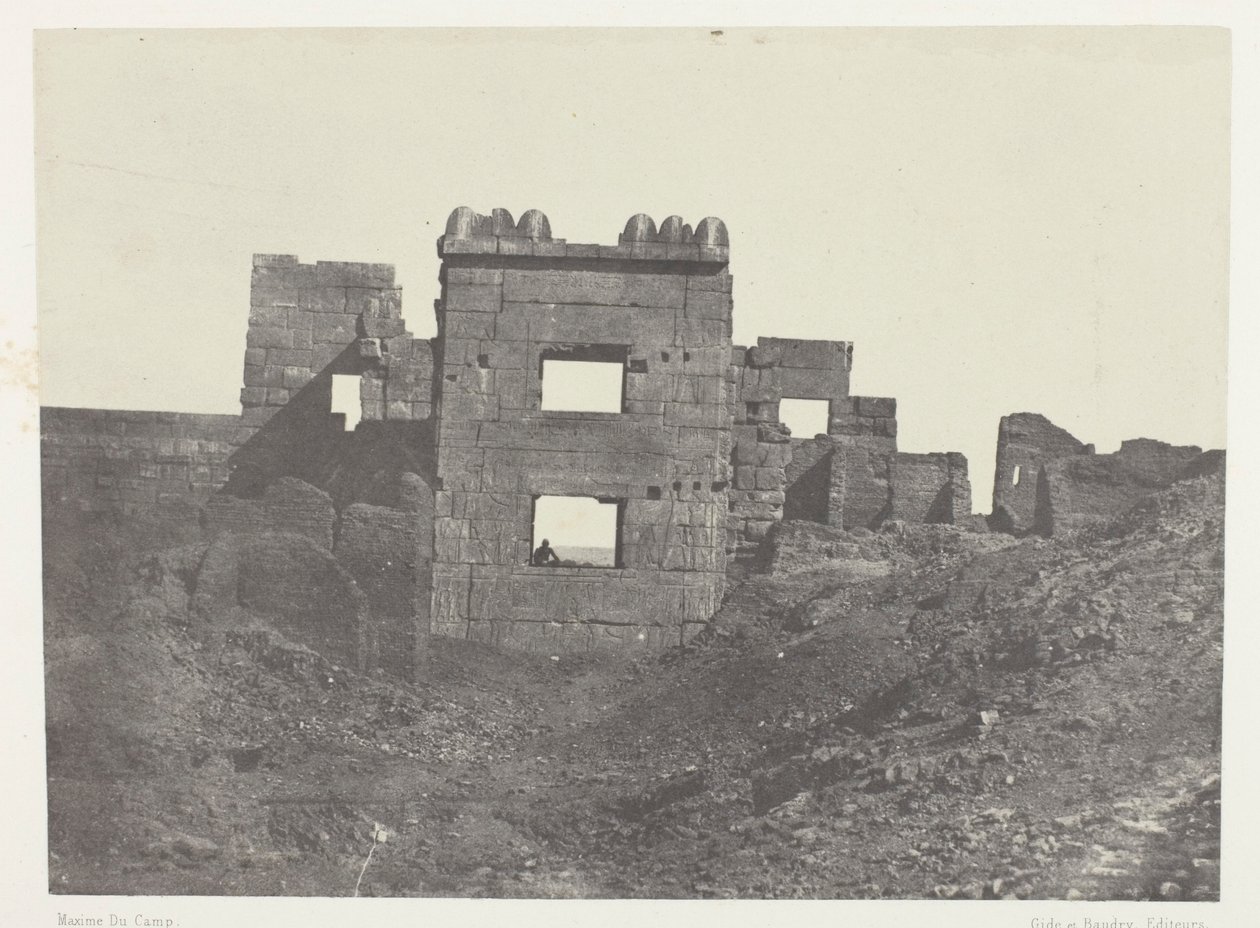 Medinet-Habou, östra fasaden av Gynécée de Ramsès-Mèiamoun; Thebe av Maxime Du Camp