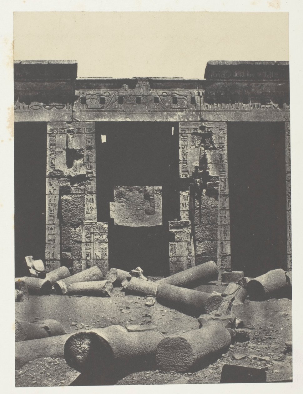 Medinet-Habou, östra delen av peristylen i Ramses-Méiamounpalatset; Thebe av Maxime Du Camp