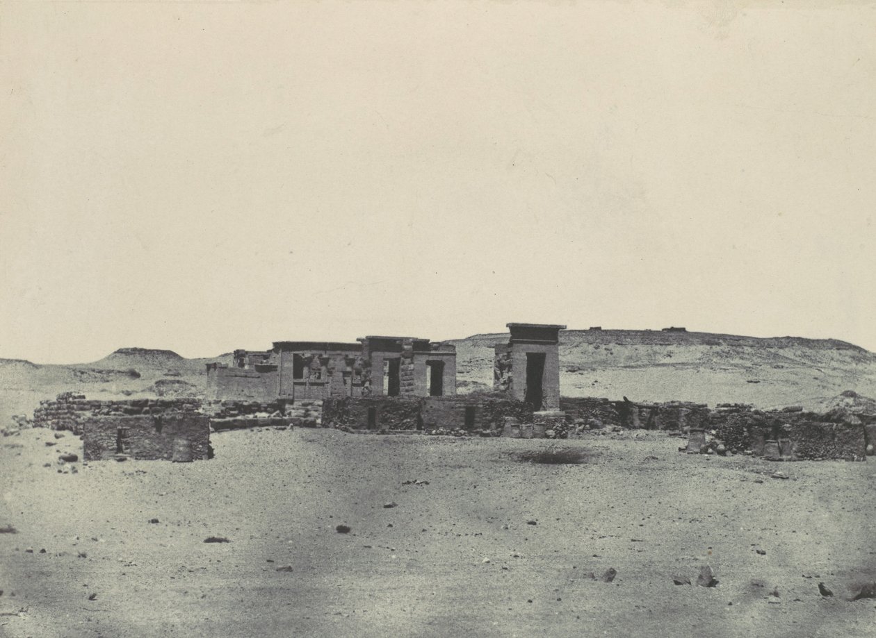 Nubia. Templet och byn Debod. Parembola av Antonins resplan, 1850. av Maxime Du Camp