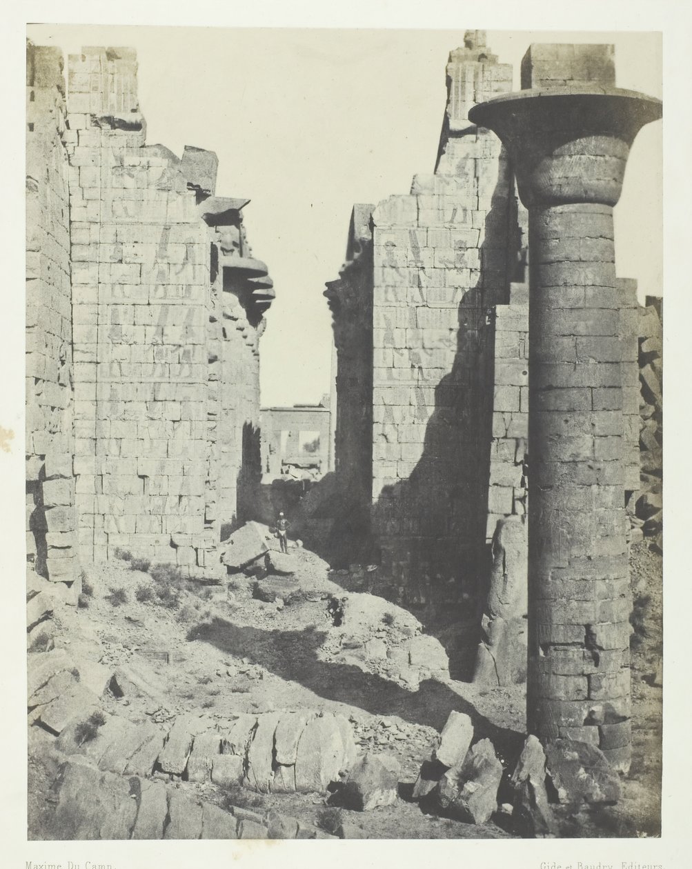 Karnakpalatset, Bubastiternas domstol och huvudingången till Hypostyle Hall, Thebe, 184951. av Maxime Du Camp