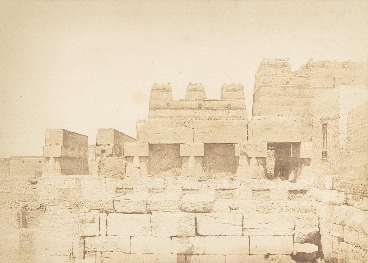 Duvslag byggda på den södra pelargången av palatset Amenhotep III, i Luxor, Thebe, 1849-50. av Maxime Du Camp