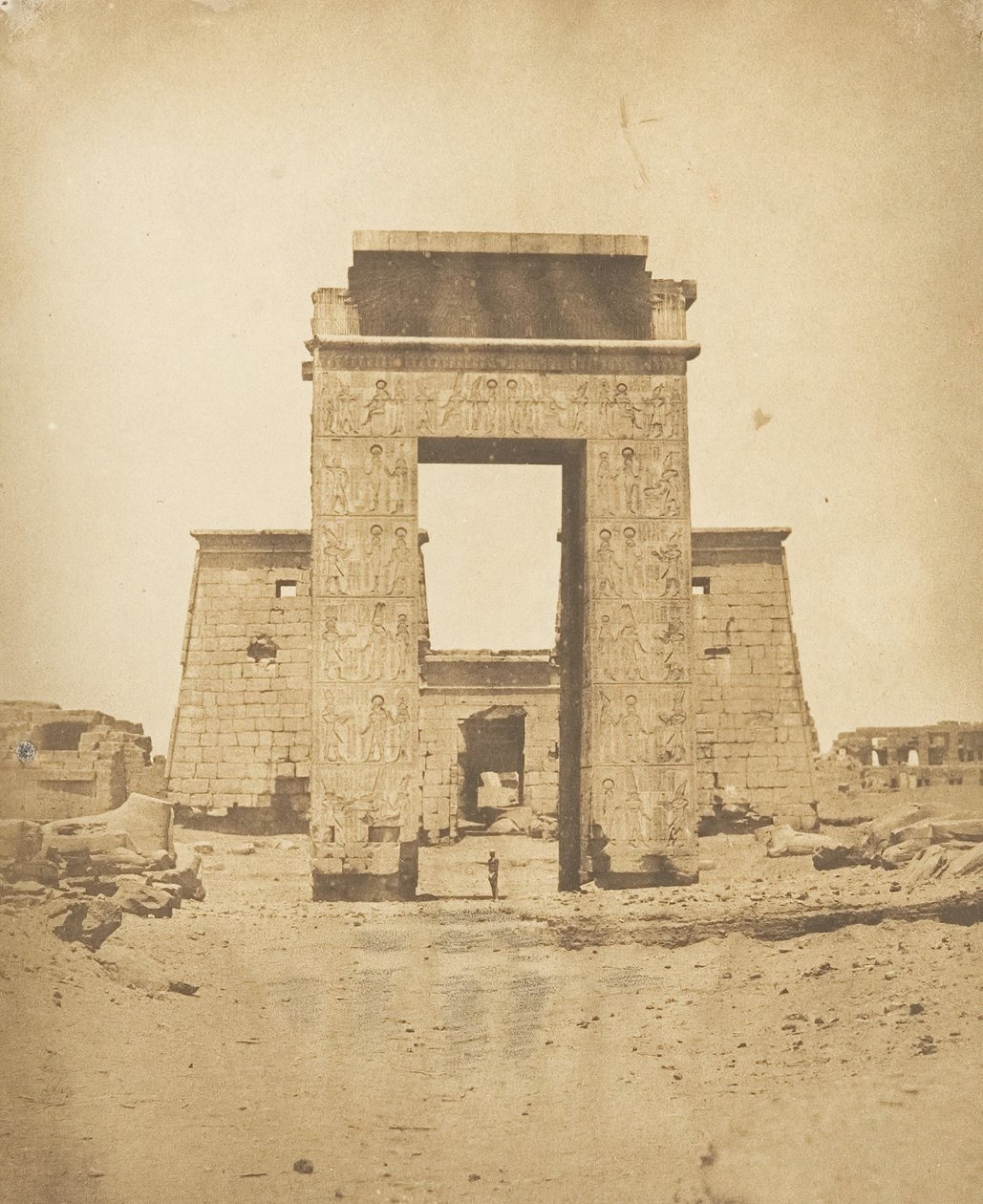 Propylon från Khons tempel i Karnac, Thebe, 1849-50. av Maxime Du Camp