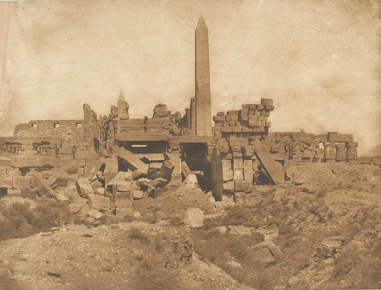 Ruinerna av Palace of Karnak - Utsikt från slutet av helgedomen, 1849-50. av Maxime Du Camp