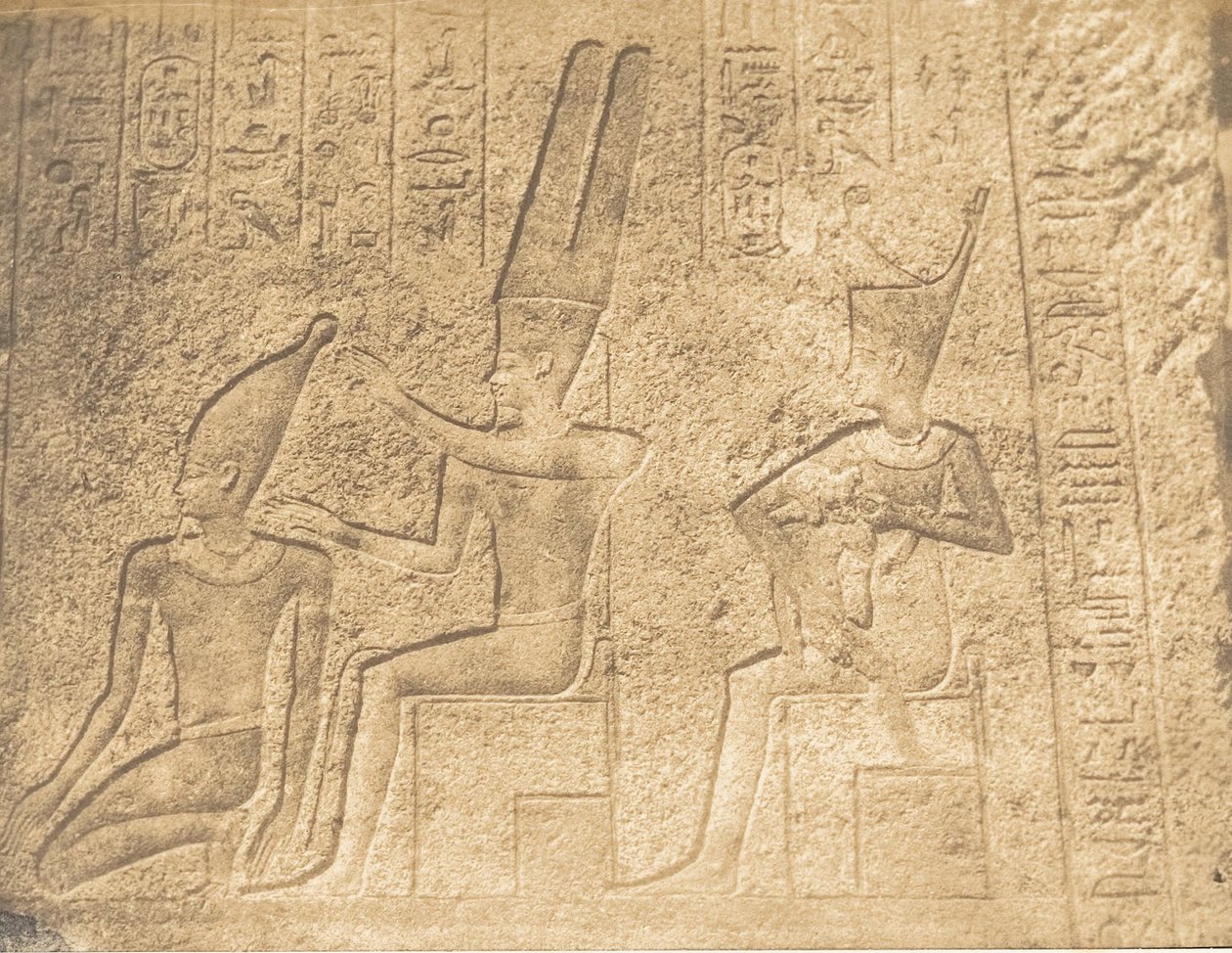 Exteriör skulpturer av granithelgedomen i Karnac Ammon-palatset som säkerställer c..., 1849-50. av Maxime Du Camp