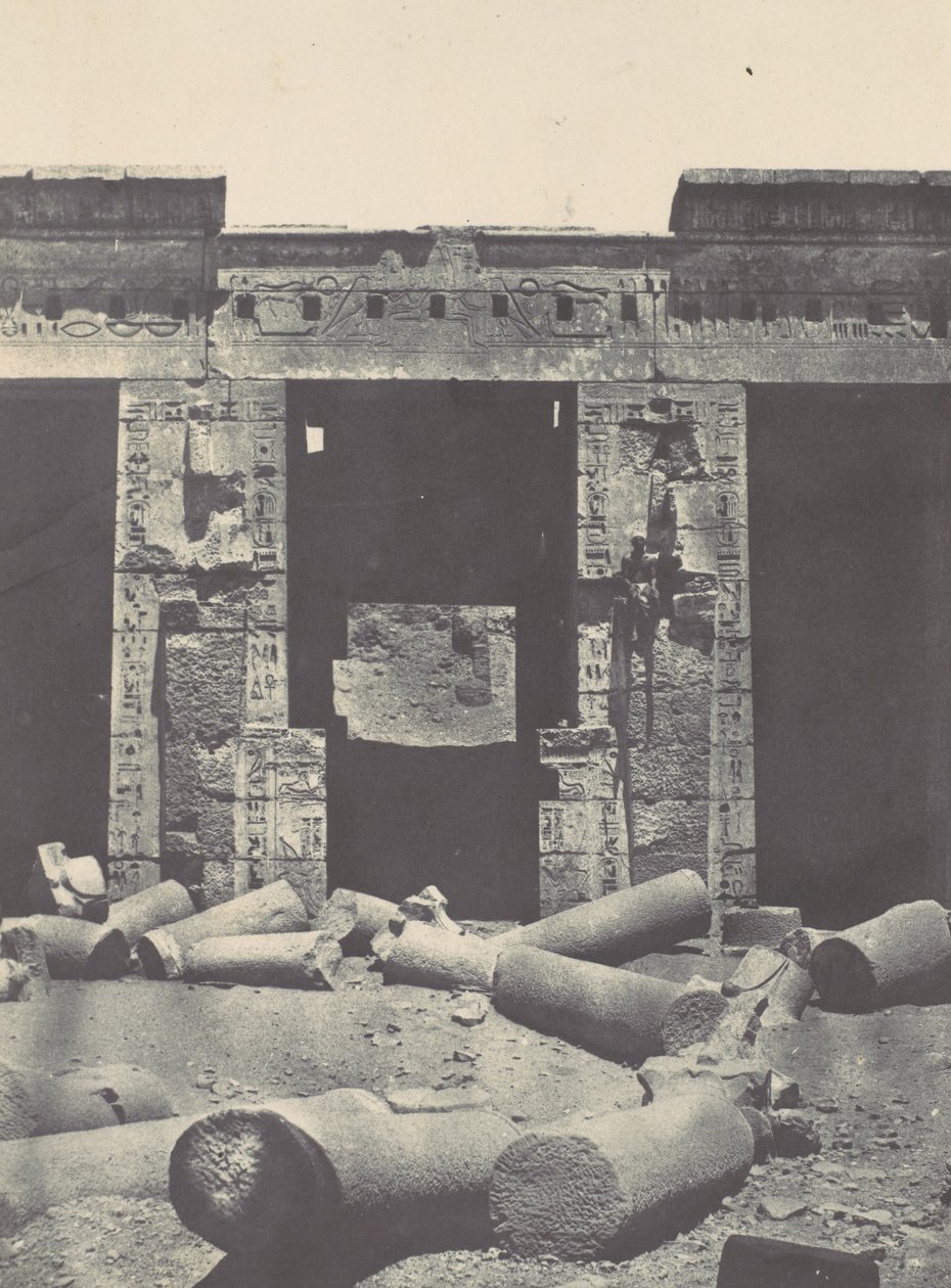 Thebe. Medinet-Habou. Östra delen av Peristylen av Ramses-Méiamoun-palatset, 1850. av Maxime Du Camp