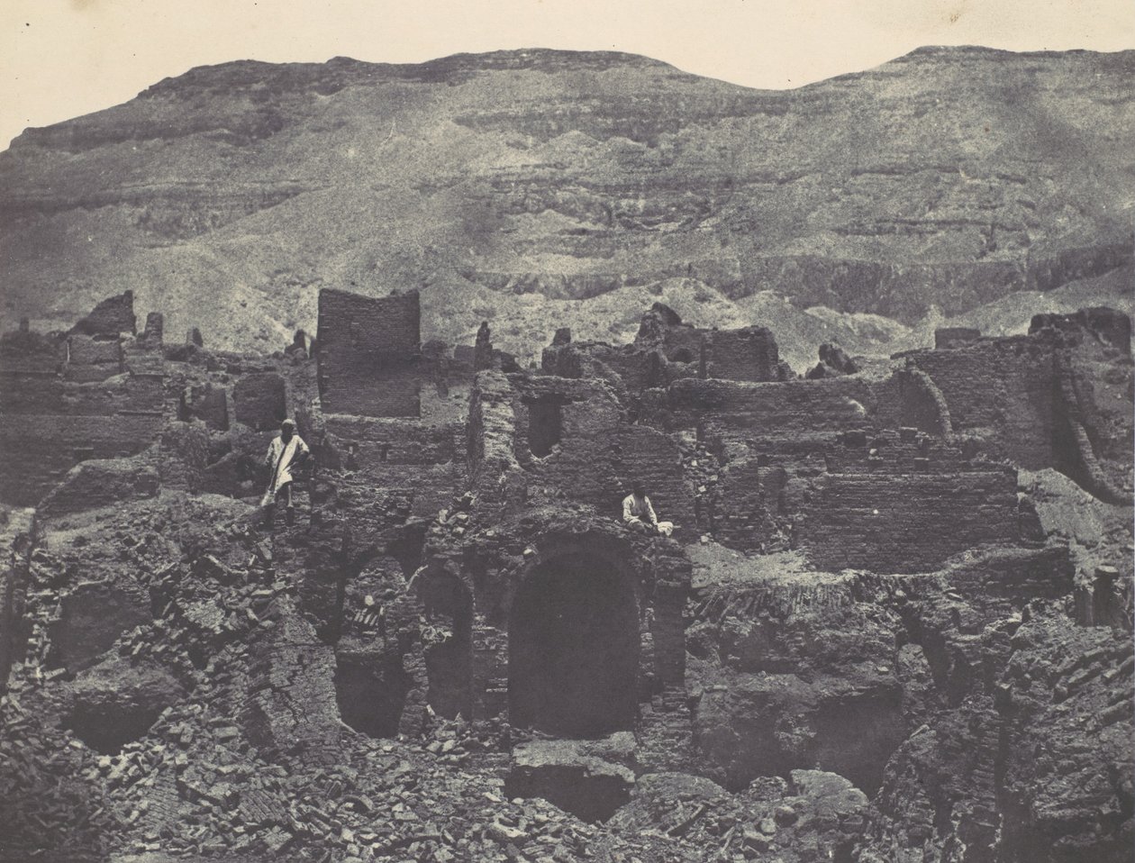 Thebe. Medinet-Habou. Ruinerna av staden Papa, 1850. av Maxime Du Camp