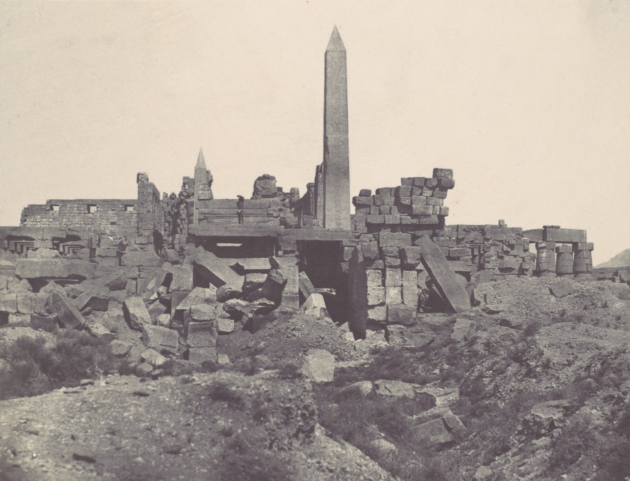 Thebe. Karnak Palace. Granite Sanctuary and Hypostyle Hall, 1850. av Maxime Du Camp
