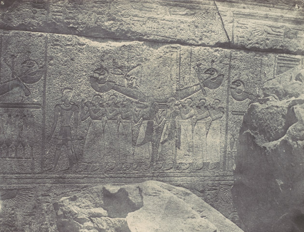 Thebe. Karnak Palace. Exteriör skulpturer av Granit Sanctuary, 1850. av Maxime Du Camp