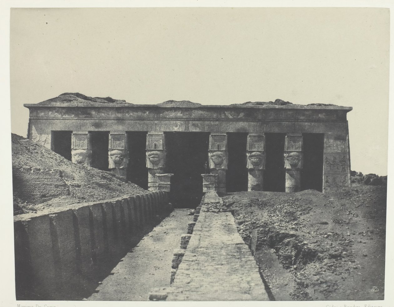 General View, Great Temple of Dendera Teutyres, övre Egypten, 184951, tryckt 1852. av Maxime Du Camp