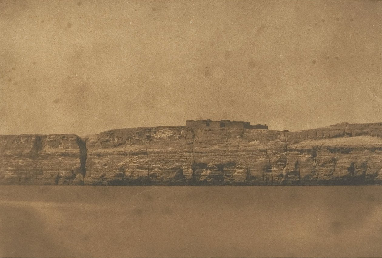 Utsikt över Djebel-el-teir och klostret på remskivan, 1850. av Maxime Du Camp