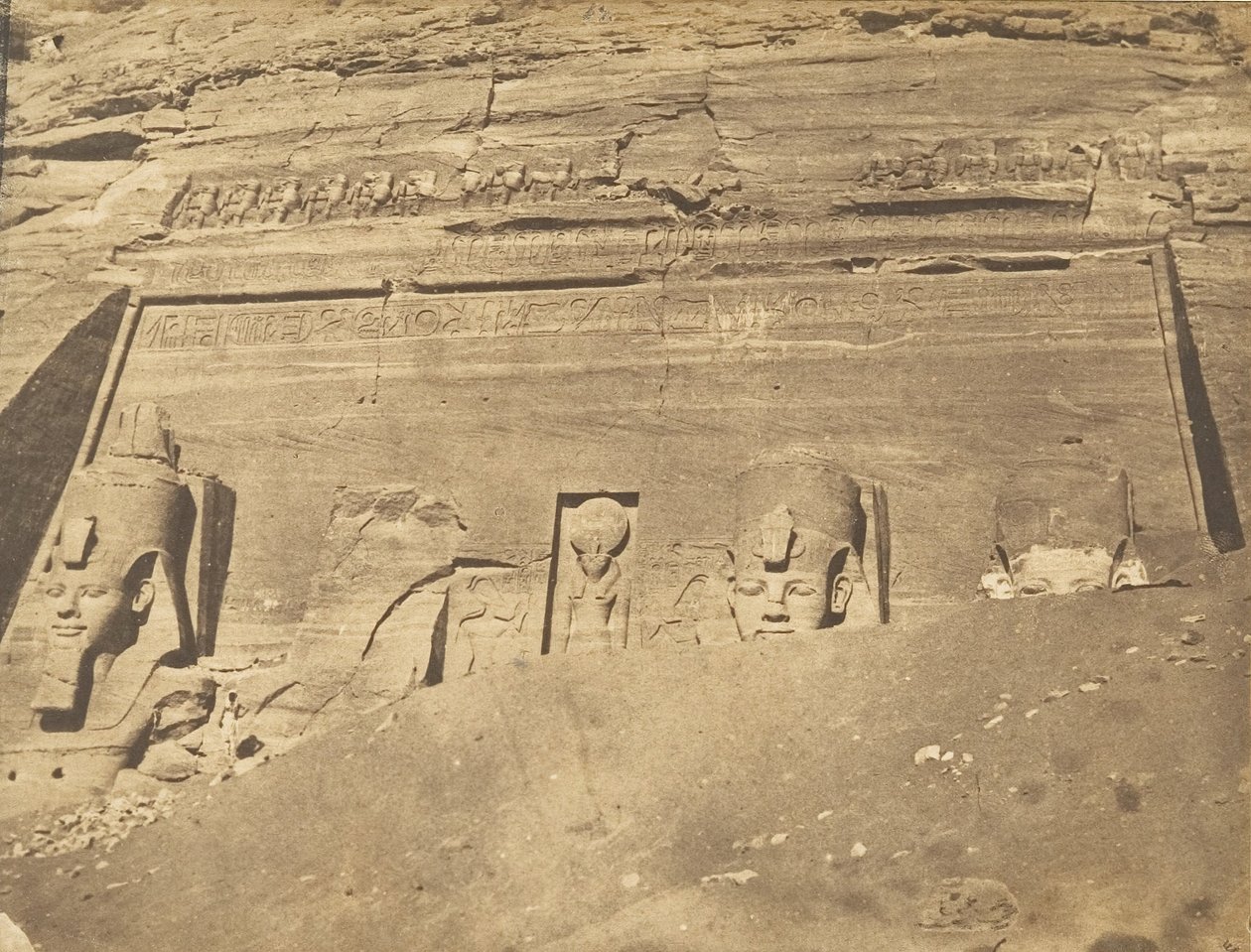 Utsikt över fasaden på Spéos de Phré, i Abousemblil, mars 1850. av Maxime Du Camp