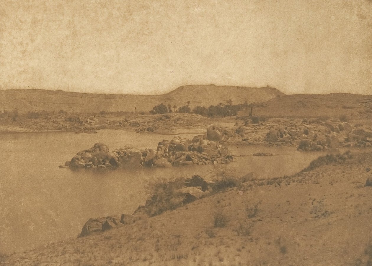 Vy över den första grå staren, tagen från väster, mellan Aswan och Philae, 1849-50. av Maxime Du Camp