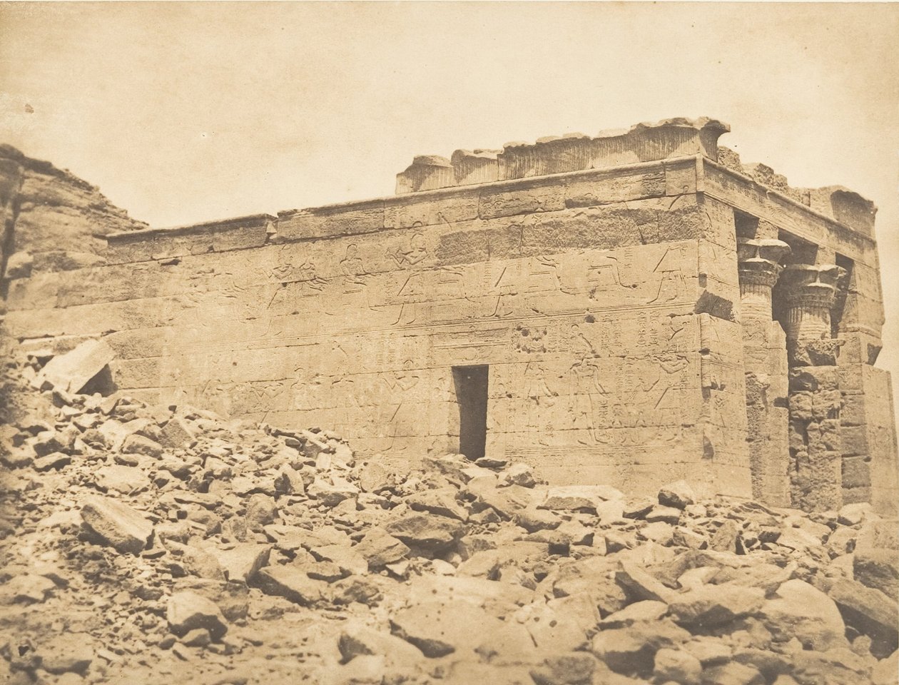 Utsikt över pronaos av Temple of Dandour Kräftans vändkrets, 7 april 1850. av Maxime Du Camp