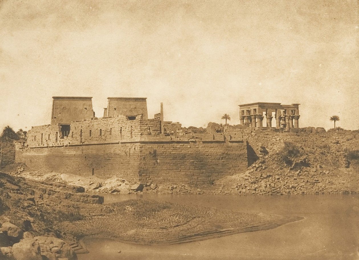 Allmän bild av ön Philae, tagen från södra spetsen av ön Begueh, 1849-50. av Maxime Du Camp