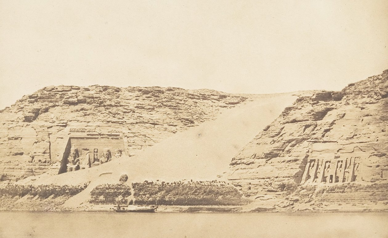Översikt över Speos av Phré och Athor, vid Abousemblil, tagen från ön, 29 mars 1850. av Maxime Du Camp