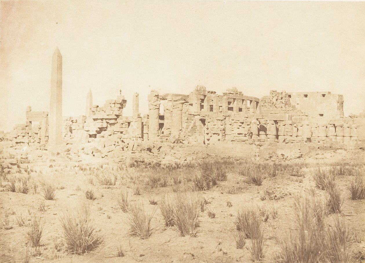 Översikt över ruinerna av Karnac-palatset, tagen från norr, 1849-50. av Maxime Du Camp