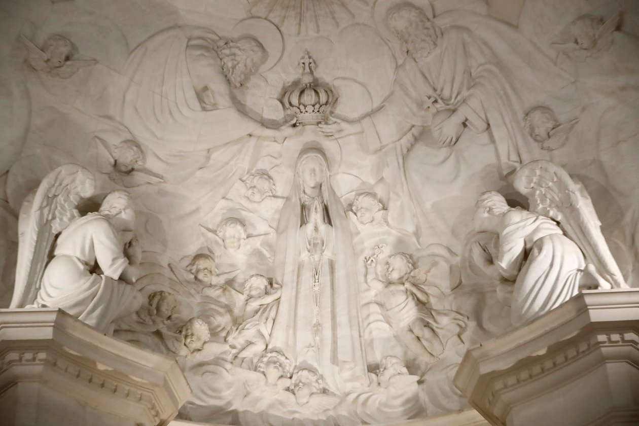 Helgedomen i Fatima. Interiör den gamla basilikan i Fatima. Kröningen av Jungfru Maria. Portugal:. av Maximiano Alves