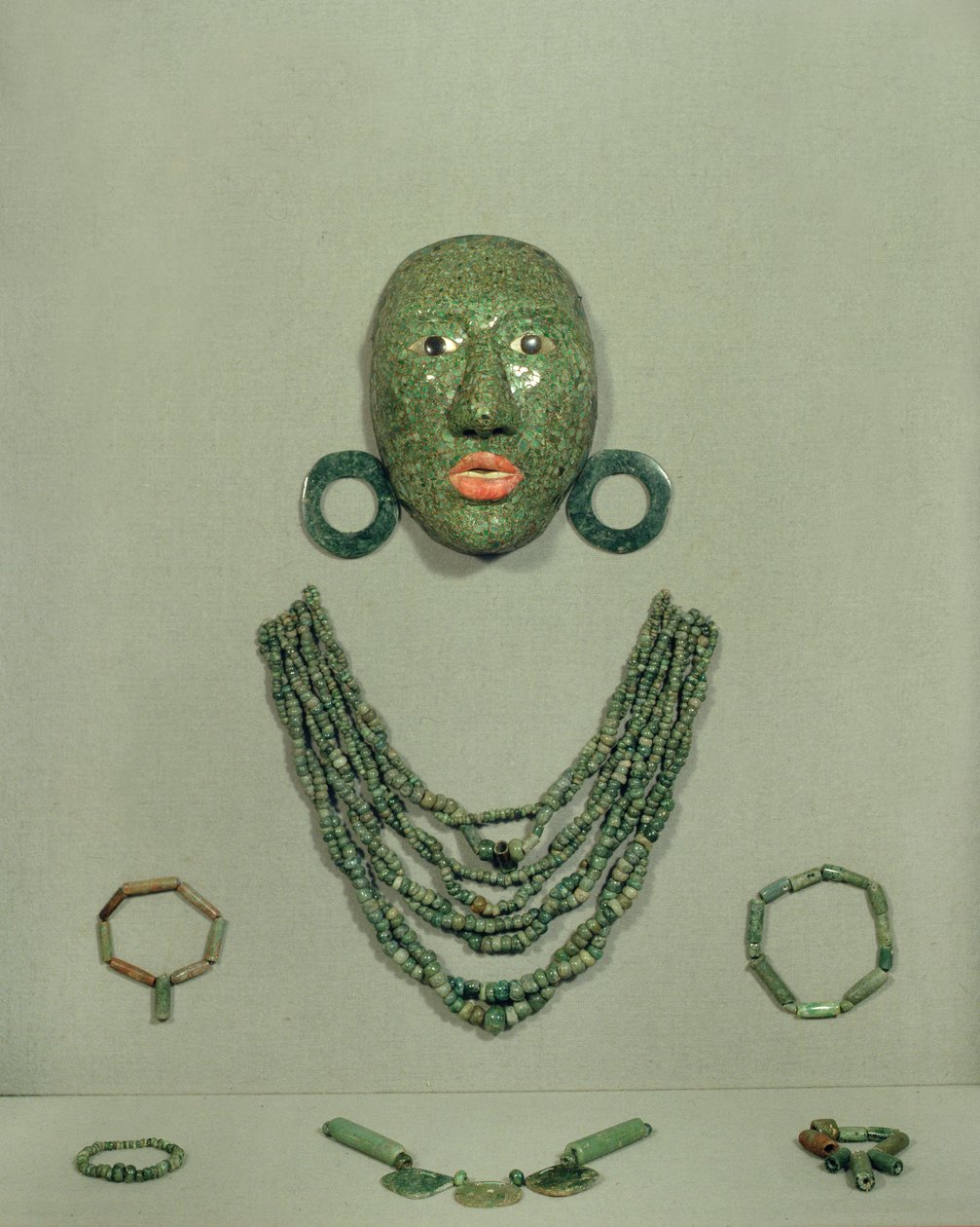 Calakmul begravningsmask med krage och örhängen, Yucatan-halvön, Mexiko Late Classic Period (600-900 AD) (Jade) av Mayan