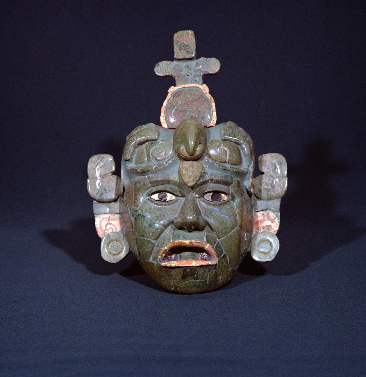 Begravningsmask från Tikal, Peten, Guatemala, Early Classic Period (c.200-600 AD) (jade, pärlemor och pyrit) (se även 238269) av Mayan