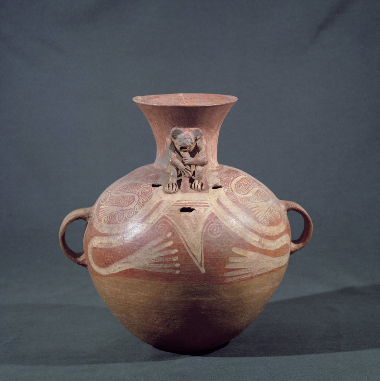 Begravningsurna med hål från Utatlan (Cumarcaaj), Quiche, Guatemala, Centralamerika, Post Classic Period (terrakotta) av Mayan