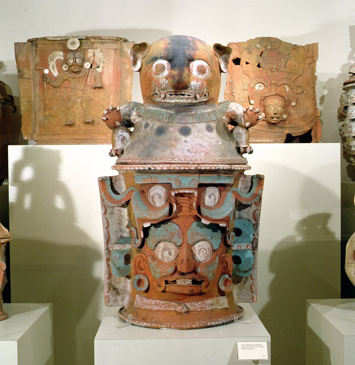 Ixil begravningsurna med kattlock, Nebaj, Guatemala, Last Classic Period (900-1200) (polykrom lergods) (se även 310160) av Mayan