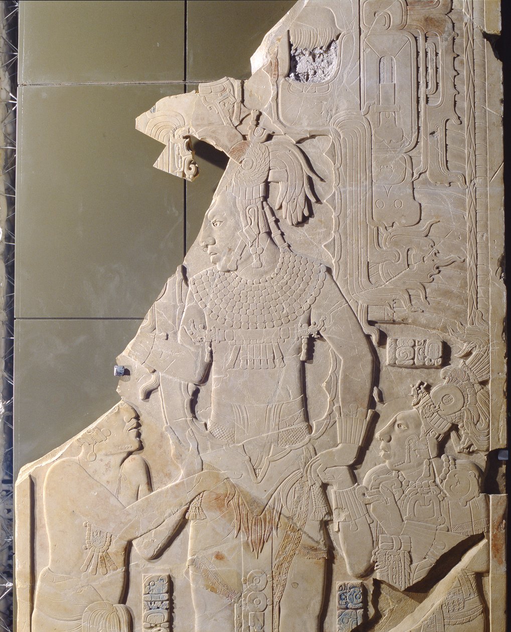 Panel som visar en dignitär som står och två knästående män, från Temple XIX, Palenque, Chiapas, Mexiko, stuckaturdetalj från klassisk tid från 238274 av Mayan