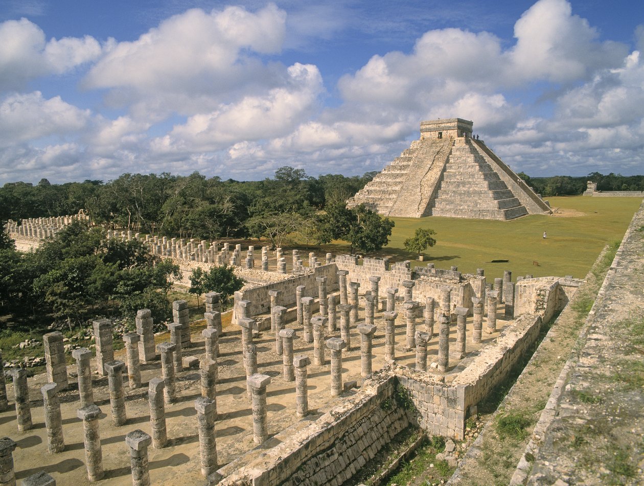 Vy över templet för de 1000 kolumnerna med pyramiden i Kukulcan av Mayan