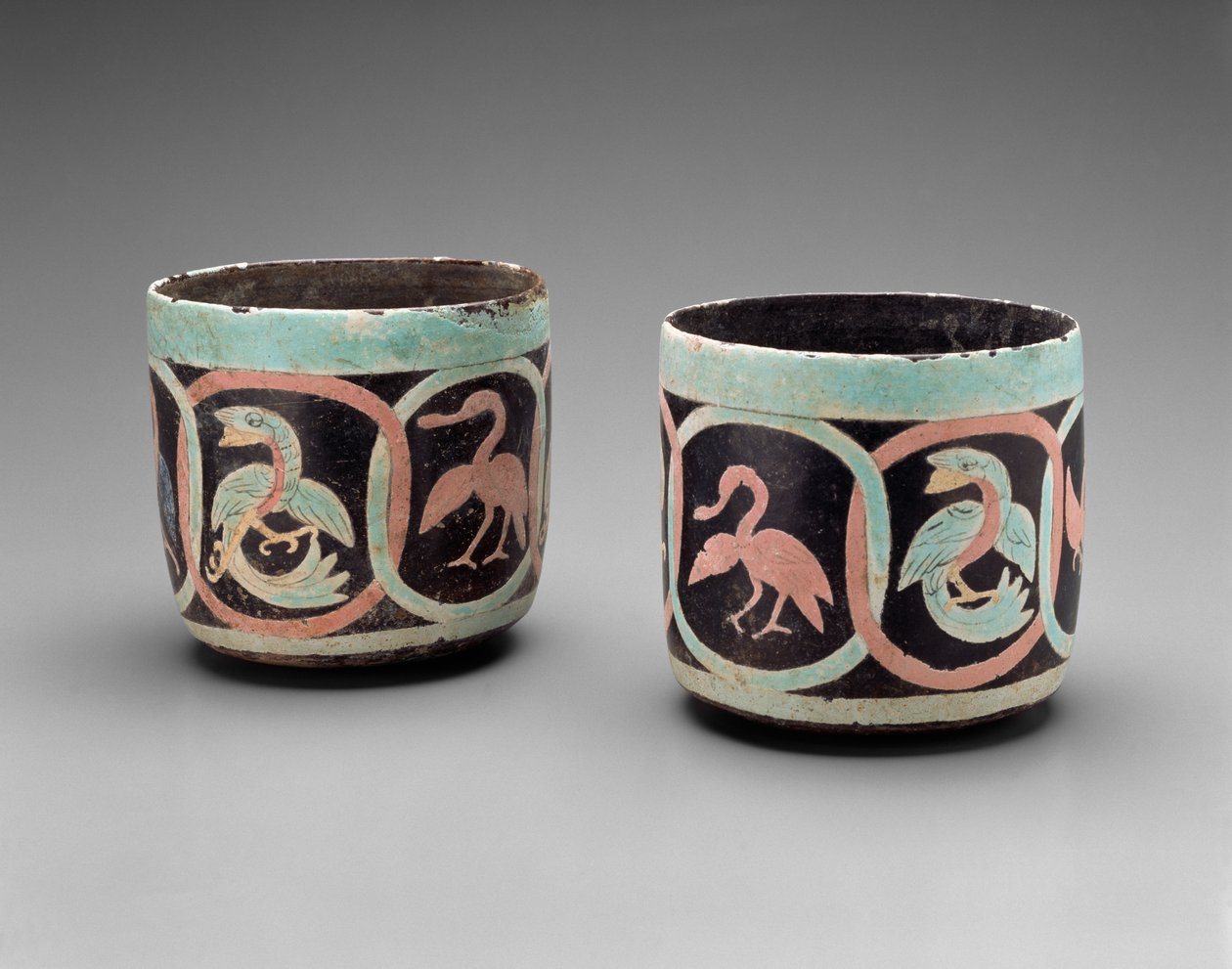 Skålar med fåglar i kartuscher, Guatemala, Middle Classic, 500-700 (lergods med målad stuckatur) av Mayan