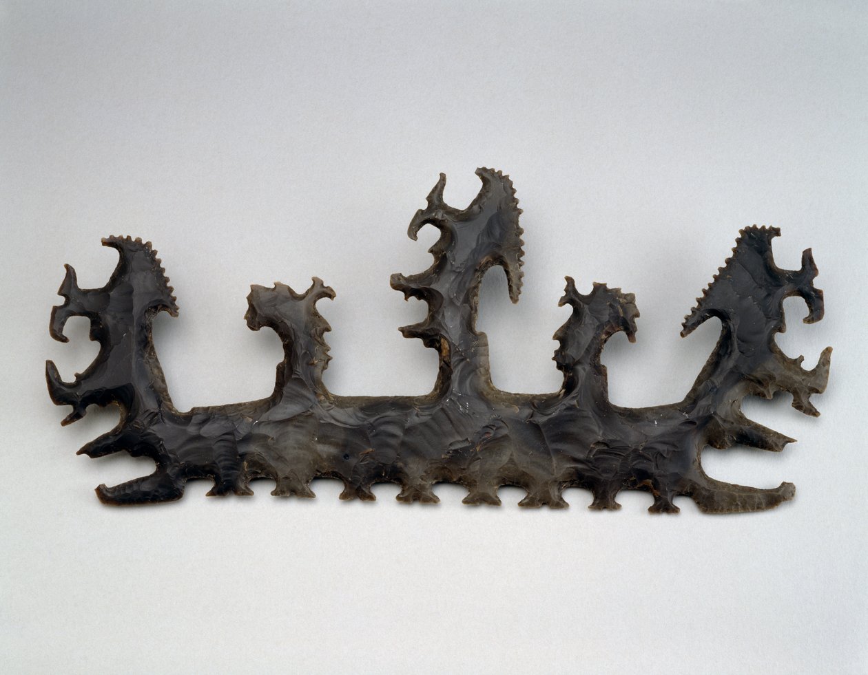 Ceremoniell flinta med Gud K och två herrar i en kanot med monsterhuvud, Guatemala, Late Classic, 550-800 (flinta) av Mayan